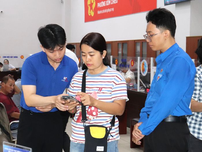  Tuổi trẻ phường Xóm Chiếu hướng dẫn người dân thực hiện các thủ tục qua tài khoản VneID 