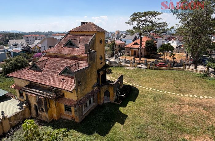  Biệt thự số 1 Cô Giang diện tích gần 200m2 trong khu đất rộng 1.775,9m2, phía xa là biệt thự số 3 Cô Giang, cả hai đều có kiến trúc biệt thự cổ châu Âu thế kỷ XIX. Ảnh: ĐOÀN KIÊN 