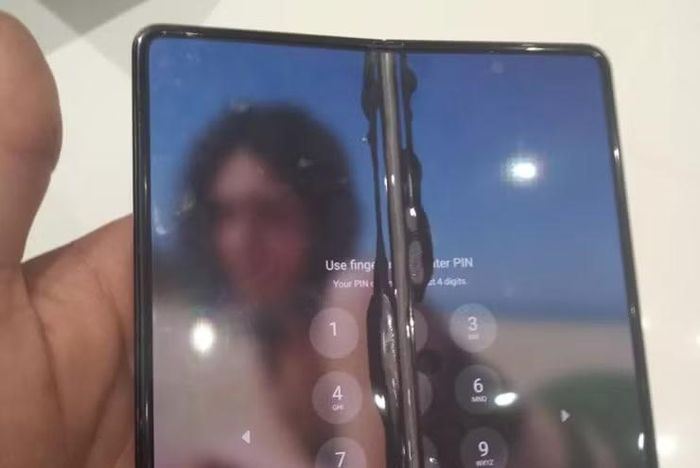 Trong bối cảnh smartphone ngày càng mỏng và sử dụng nhiều vật liệu kính, nguy cơ hư hỏng khi rơi vỡ vẫn rất cao, đặc biệt với các thiết bị màn hình gập.