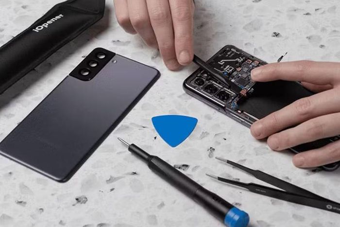 Cụ thể, chi phí sửa trung bình của iPhone chỉ khoảng 75 USD mỗi lần, trong khi thiết bị Samsung dao động từ 100 đến 120 USD.