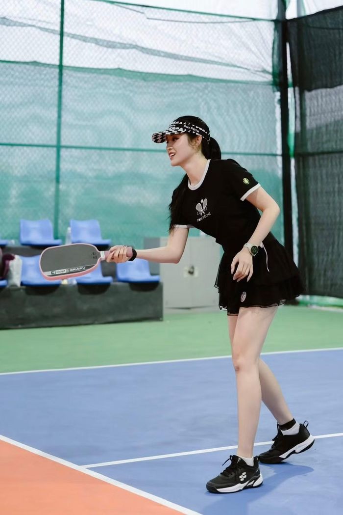 Sự khéo léo trong việc lựa chọn phom dáng xếp ly giúp tăng thêm sự trẻ trung cho tổng thể.