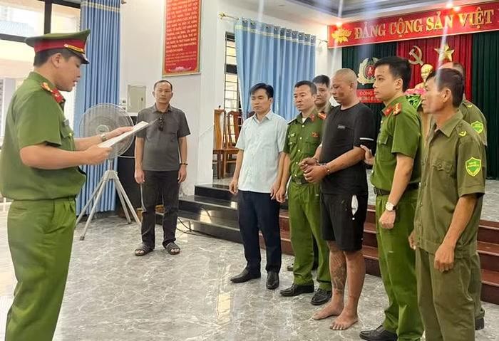 Cơ quan Công an đọc lệnh bắt khẩn cấp đối tượng Nguyễn Viết Hoàng.