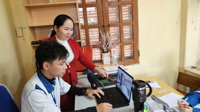 Với học sinh Trường THPT chuyên Nguyễn Trãi, giờ học Lịch sử trở nên hấp dẫn, vui vẻ.