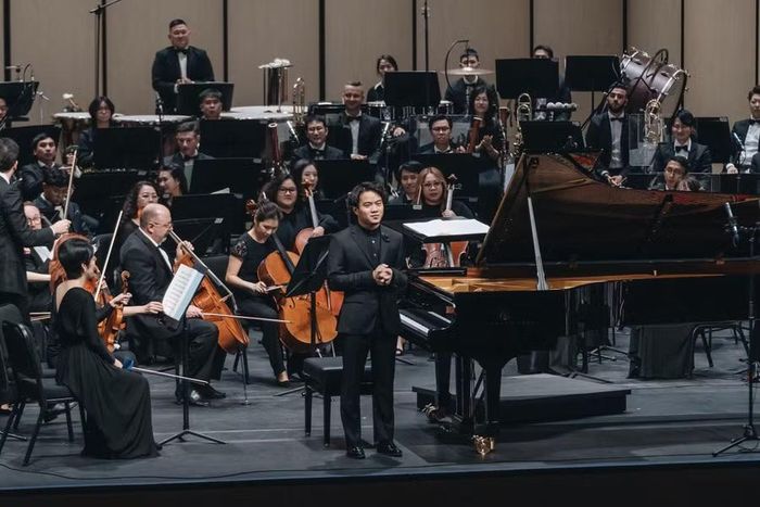 Nghệ sĩ piano Nguyễn Việt Trung trong đêm diễn tại Hà Nội vào năm 2024 - Ảnh: Trần Hòa.