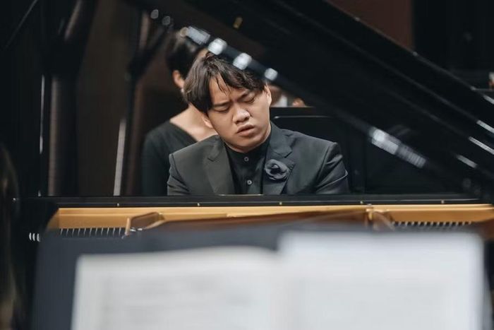 Năm 2021, Nguyễn Việt Trung tham dự cuộc thi piano quốc tế Fryderyk Chopin lần thứ 18 và trở thành người Việt Nam thứ 2 vào vòng chung kết.