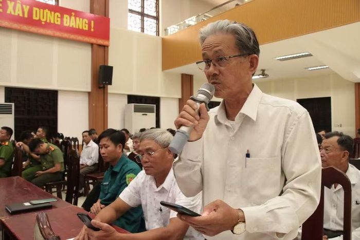 Cử tri nêu ý kiến tại hội nghị.