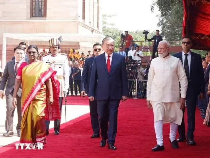 Tổng thống Droupadi Murmu và Thủ tướng Narendra Modi đồng chủ trì Lễ đón trọng thể Tổng Bí thư, Chủ tịch nước Tô Lâm thăm cấp Nhà nước tới Cộng hòa Ấn Độ. (Nguồn: TTXVN)