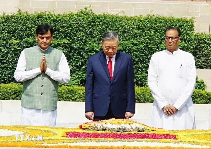 Tổng Bí thư, Chủ tịch nước Tô Lâm đặt vòng hoa tại Khu tưởng niệm Mahatma Gandhi. (Nguồn: TTXVN)