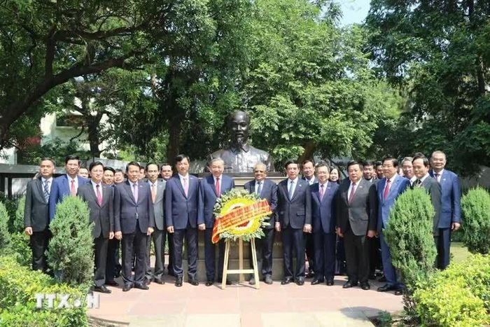 Tổng Bí thư, Chủ tịch nước Tô Lâm và Đoàn đại biểu cấp cao Việt Nam đặt vòng hoa tưởng niệm tại Tượng Chủ tịch Hồ Chí Minh, trong Công viên G20 ở thủ đô New Delhi, Ấn Độ. (Nguồn: TTXVN)