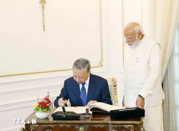 Tổng Bí thư, Chủ tịch nước Tô Lâm ký sổ lưu bút.