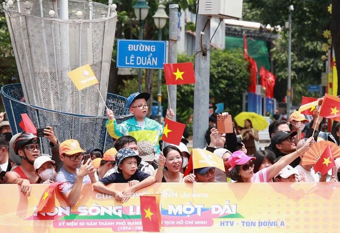 TPHCM tổ chức chuỗi hoạt động sôi nổi, ý nghĩa dịp kỷ niệm 50 năm Ngày Giải phóng miền Nam, thống nhất đất nước. Ảnh: Ngô Tùng.