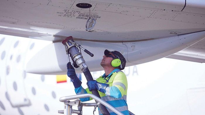 Nhân viên chuẩn bị tiếp nhiên liệu cho máy bay