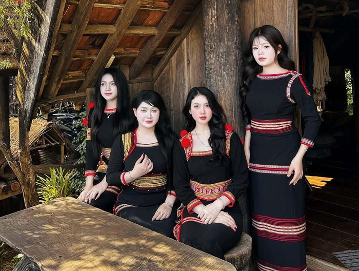  H’Lagi M’lô với trang phục thổ cẩm được cách tân 