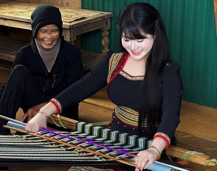  H’Loang M’lô miệt mài thiết kế, thử nghiệm trang phục kết hợp họa tiết thổ cẩm 