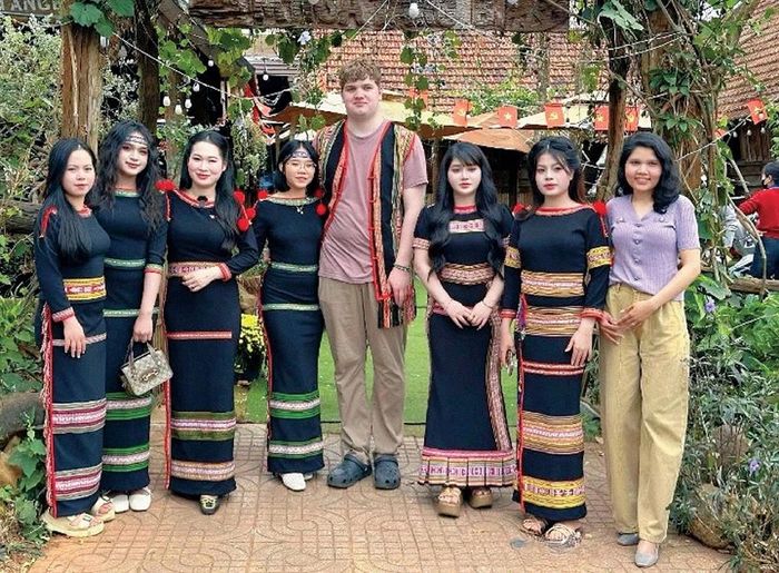 Thổ cẩm Ê Đê đã hiện diện trong đời sống và trở thành điểm nhấn du lịch