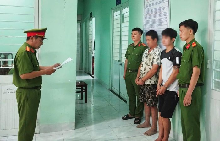 Bị can Bùi Thanh Vinh (áo thun) và Trần Văn Do
