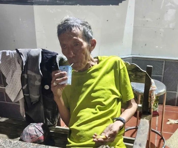 Ông Nguyễn Quang đi lạc được đưa vào tổ bảo vệ an ninh, trật tự xã để ăn uống, nghỉ ngơi.