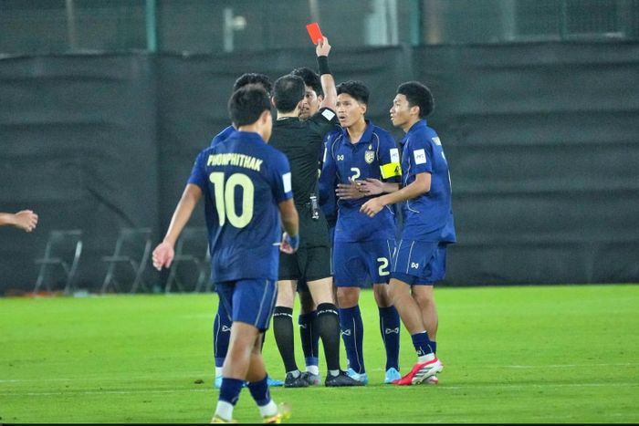 Việc Phetcharayut Soboonma phải nhận thẻ vàng thứ 2 ở phút 57 khiến U17 Thái Lan không thể lật ngược tình thế