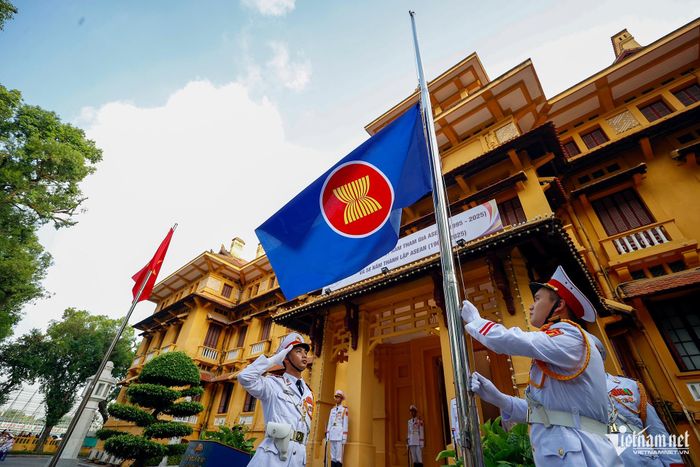 Lễ thượng cờ nhân dịp kỷ niệm 58 năm ngày thành lập ASEAN tại trụ sở Bộ Ngoại giao, tháng 8/2025. Ảnh: Phạm Hải