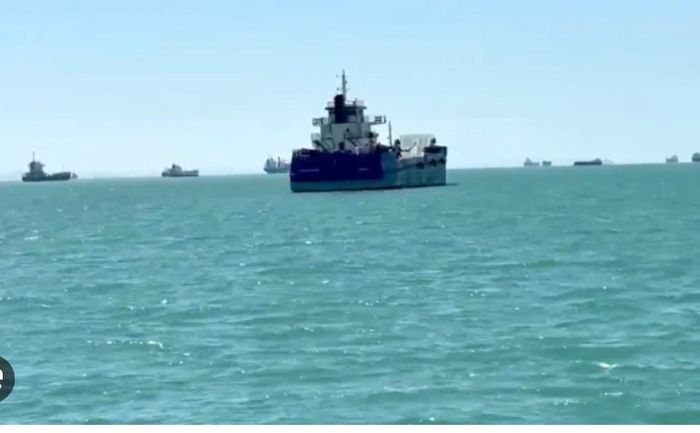 Nhiều tàu mắc kẹt trên biển sau khi eo Hormuz bị đóng cửa. Ảnh: Al Jazeera