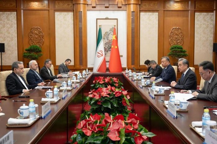 Phái đoàn Iran do ông Abbas Araghchi dẫn đầu (trái) gặp giới chức Trung Quốc. Ảnh: THX