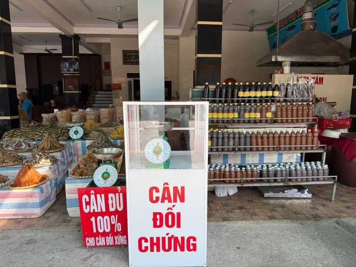 Cân đối chứng được đặt tại khu vực bán hải sản. Ảnh: TTTT phường Sầm Sơn