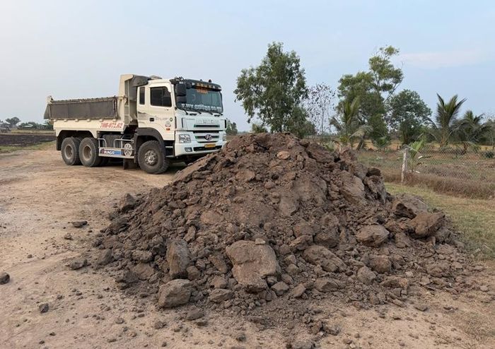 Ôtô tải vận chuyển đất khai thác trái phép tạm giữ.