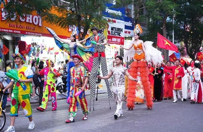  Các hoạt động tại khu vực dải vườn hoa trung tâm và Nhà hát thành phố dịp Lễ hội Hoa Phượng Đỏ - Hải Phòng năm 2025.
