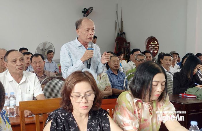 Cử tri phát biểu tại hội nghị. Ảnh: Ngọc Ánh
