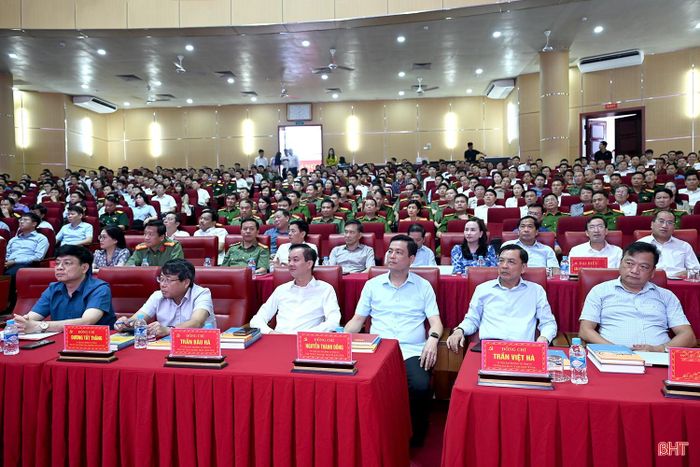 Các đồng chí Ủy viên Ban Thường vụ Tỉnh ủy và đại biểu dự hội nghị.