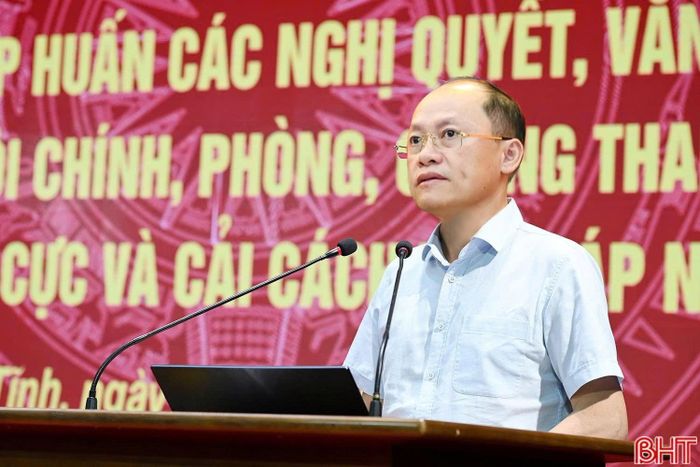 Đồng chí Nguyễn Hồng Lĩnh - Phó Bí thư Thường trực Tỉnh ủy, Chủ tịch HĐND tỉnh phát biểu bế mạc hội nghị.