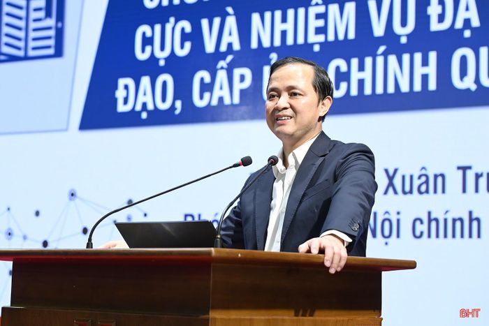 TS Nguyễn Xuân Trường - Phó Trưởng ban Nội chính Trung ương trực tiếp chuyển tải các chuyên đề.