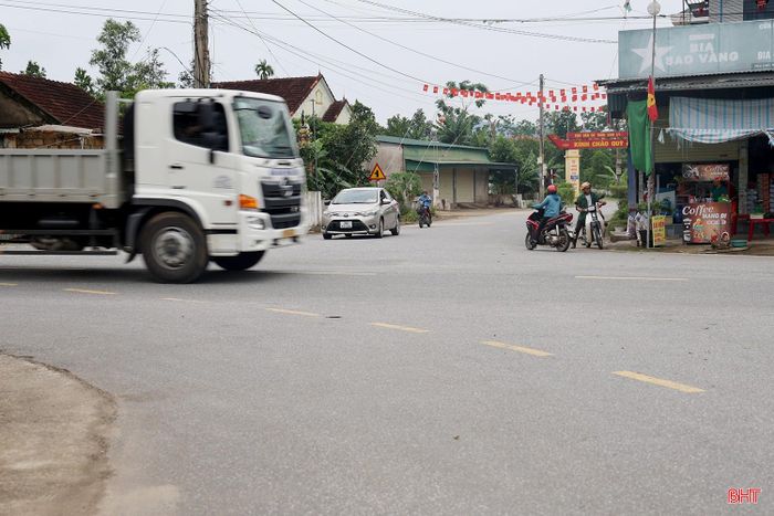 Còn tại ngã tư giao nhau giữa quốc lộ 15A với đường ĐH.35 đoạn qua thôn Vĩnh Xá, tình trạng mất an toàn giao thông cũng diễn ra tương tự. Khu vực này chưa được lắp đặt biển báo, đèn tín hiệu, trong khi tầm nhìn ở các hướng đều bị che khuất bởi cây cối, quán hàng và nhà dân, khiến nguy cơ xảy ra tai nạn luôn ở mức cao.