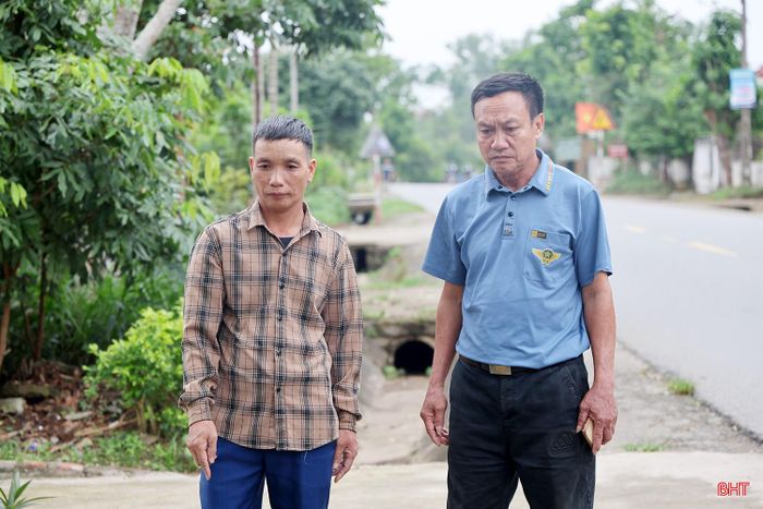  Ông Lê Trọng Thiện - Bí thư Chi bộ thôn Đông Phong (xã Đồng Lộc - người bên phải) cho biết: "Tại nút giao này, va chạm giao thông thường xuyên xảy ra. Cách đây khoảng 1 tháng, đã xảy ra một vụ tai nạn khiến 1 người tử vong. Chúng tôi mong muốn các cấp, ngành liên quan sớm quan tâm đầu tư đồng bộ hệ thống biển báo, đèn tín hiệu để đảm bảo an toàn khi lưu thông qua đây". 