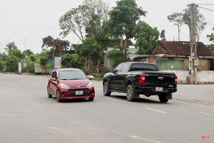 Tuyến quốc lộ 15A qua xã Đồng Lộc dài khoảng 13km, có nhiều ngã ba, ngã tư tiềm ẩn nguy cơ mất an toàn giao thông rất lớn.