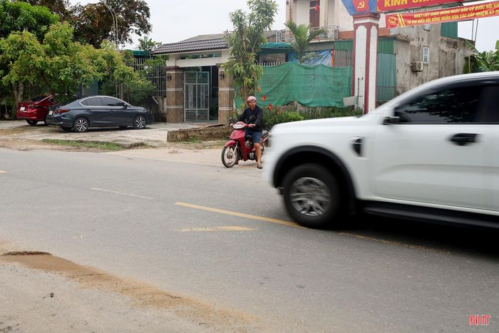 Các phương tiện khi lưu thông qua đây thường phải dừng chờ khá lâu để quan sát, nhường đường rồi mới dám di chuyển.