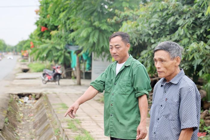  Ông Phạm Văn Sơn (thôn Vĩnh Xá, xã Đồng Lộc - người bên phải) bày tỏ lo lắng: “Mương thoát nước rộng khoảng 1,2m nhưng không có nắp đậy, cũng không có rào chắn bảo vệ nên mỗi khi đi qua, người dân đều rất bất an. Thực tế đã có nhiều trường hợp bị rơi xuống mương, nguy cơ mất an toàn là rất lớn". 