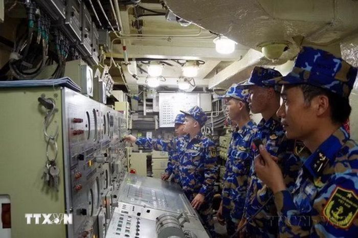 Các chiến sỹ Vùng 2 Hải quân sẵn sàng chiến đấu trong mọi tình huống. (Ảnh: TTXVN phát)