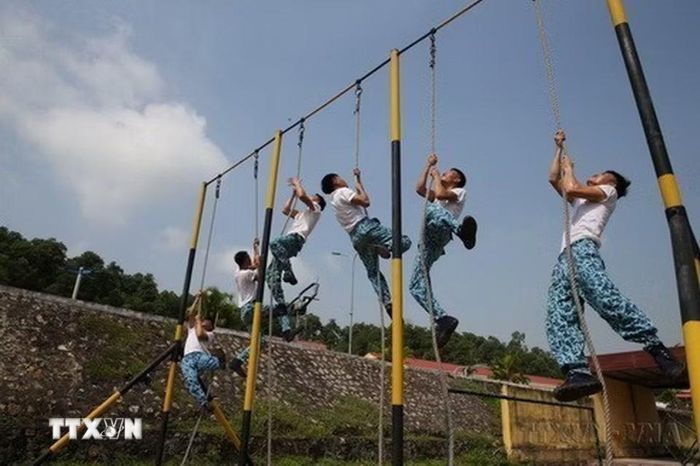 Chiến sỹ Lữ đoàn Đặc công Hải quân 126 thi đua rèn sức, luyện tài trên thao trường. (Ảnh: Dương Giang/TTXVN)