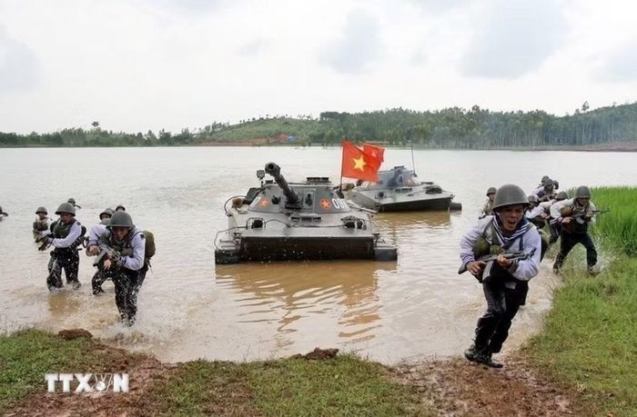 Lực lượng Hải quân đánh bộ phối hợp hiệp đồng đổ bộ tấn công cùng lực lượng xe tăng. (Ảnh: Trọng Đức/TTXVN)