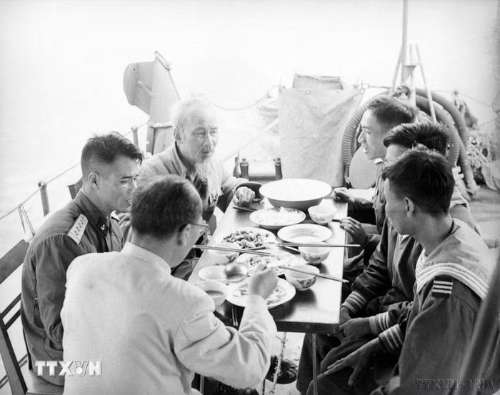 Chủ tịch Hồ Chí Minh đến thăm và cùng ăn cơm trên tàu với cán bộ, chiến sĩ bộ đội hải quân bảo vệ bờ biển Quảng Ninh (1965). (Ảnh: TTXVN)