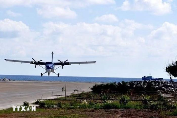Thủy phi cơ DHC-6 của Lữ đoàn Không quân Hải quân 954 huấn luyện hạ cánh xuống sân bay Trường Sa Lớn. (Ảnh: Tư liệu/TTXVN phát)