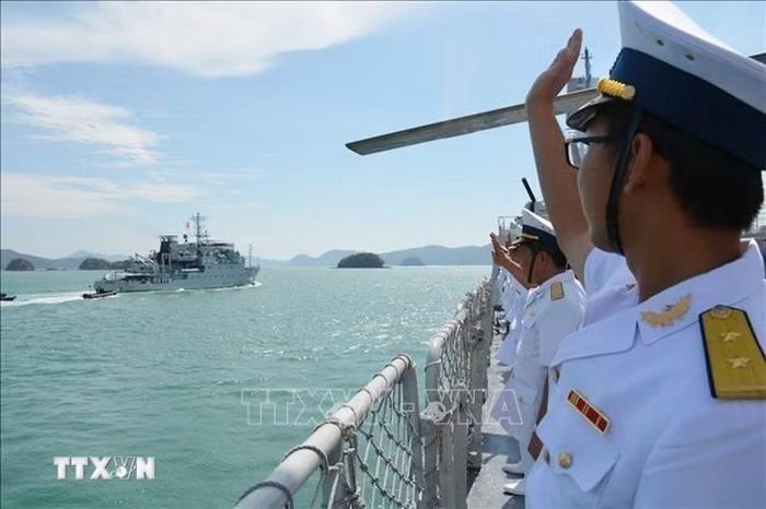 Tàu hộ vệ tên lửa HQ-012 Lý Thái Tổ tham gia duyệt binh hạm đội trên biển với sự hiện diện của 27 tàu thuộc các lực lượng trên biển của Malaysia và 15 tàu khác đến từ các nước trong và ngoài khu vực, ngày 27/3/2019, trong khuôn khổ Triển lãm Hàng hải và Hàng không quốc tế Langkawi - Malaysia, năm 2019 (LIMA 2019). (Ảnh: TTXVN)