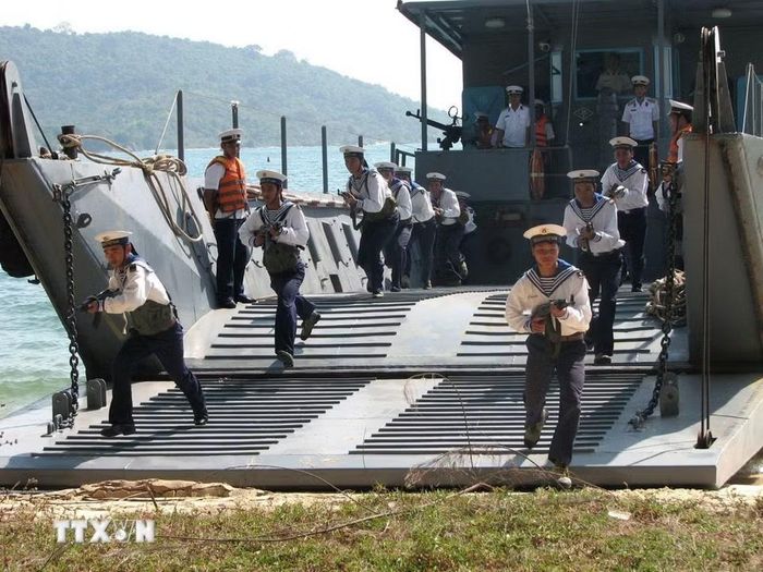 Lực lượng Hải quân đánh bộ huấn luyện hiệp đồng đổ bộ lên đảo. (Ảnh: Trọng Đức/ TTXVN)