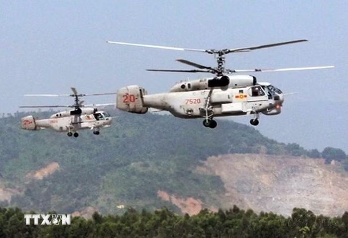 Trực thăng săn ngầm Ka-28 (loại trực thăng hiện đại có khả năng mang nhiều loại vũ khí từ ngư lôi tới bom chìm chống ngầm và súng máy) huấn luyện sẵn sàng chiến đấu. (Ảnh: Tư liệu/TTXVN phát)
