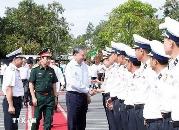 Sáng 20/11/2025, tại Đặc khu Phú Quốc, tỉnh An Giang, Tổng Bí thư Tô Lâm, Bí thư Quân ủy Trung ương cùng đoàn công tác Trung ương đến thăm, làm việc với Bộ Tư lệnh Vùng 5 Hải quân. (Ảnh: Thống Nhất/TTXVN)