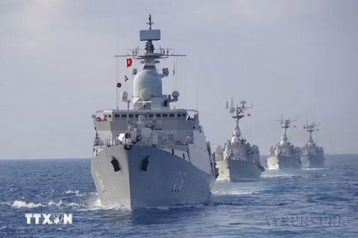 Biên đội tàu của Lữ đoàn 162 (Vùng 4 Hải quân) thực hiện nhiệm vụ huấn luyện trên biển. (Ảnh: TTXVN phát)