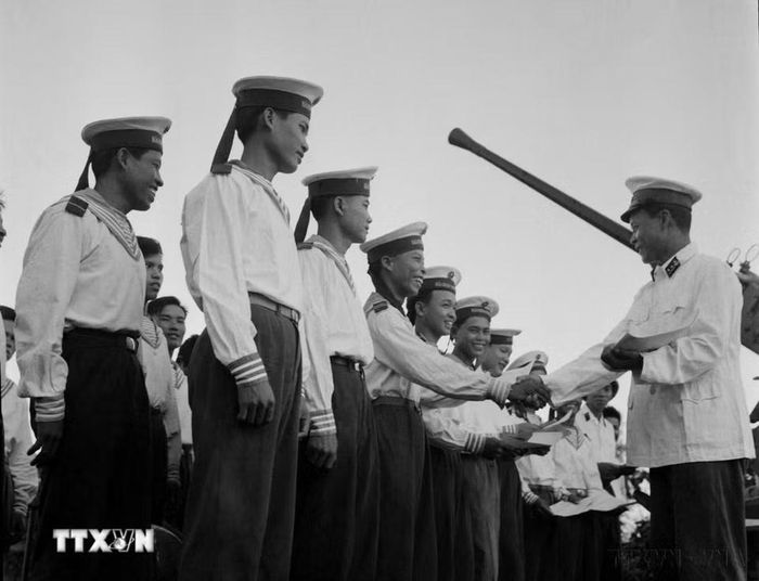Những chiến sỹ Hải quân chiến thắng trong trận đánh đuổi tàu khu trục Maddox ngày 2/8/1964, được tặng Bằng khen của Quân chủng Hải quân. (Ảnh: Đoàn Tý/TTXVN)