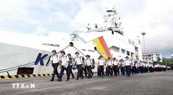 Cán bộ, chiến sỹ hải quân lên tàu, ra nhận nhiệm vụ tại Đặc khu Trường Sa, tỉnh Khánh Hòa. (Ảnh: Hoàng Hùng/TTXVN)