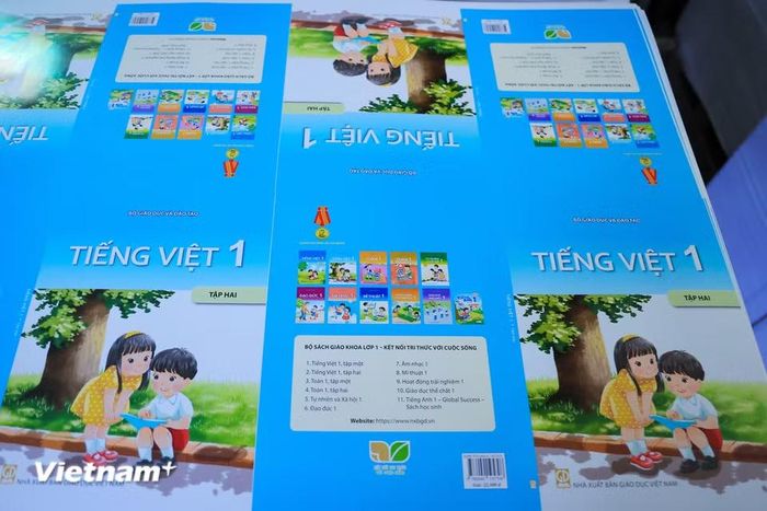 Mọi khâu đều phải tuân thủ quy trình kiểm soát nghiêm ngặt để tránh sai sót về nội dung hay kỹ thuật. (Ảnh: Hoài Nam/Vietnam+)